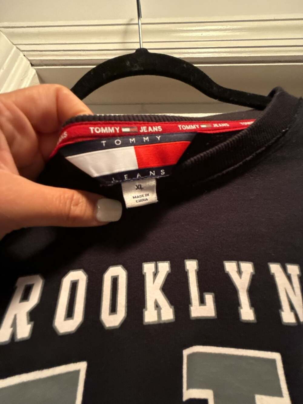 Tommy Jeans Brooklyn Nets NBA Colorblock Raw Hem Cropped Sweatshirt - Picture 3 of 7